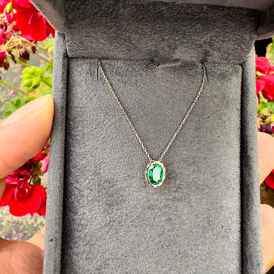 Vintage 14k Gold Oval Emerald Pendant Necklace